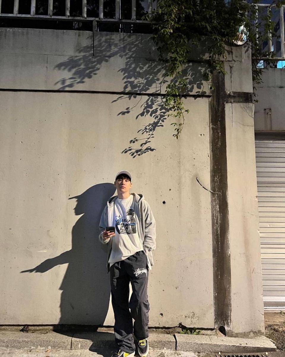 ootd sneakers Lee Je Hoon (instagram.com/leejehoon_official)
