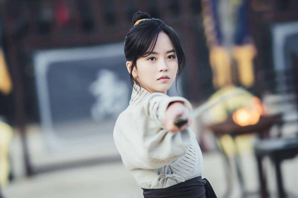 Kim So Hyun berperan sebagai Pyeong Gang / Yeom Ga Jin / Queen Yeon di drama River Where the Moon Rises (dok. KBS2/River Where the Moon Rises)