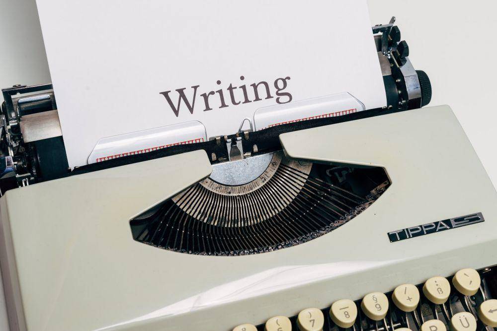 ilustrasi "writing" (unsplash.com/markuswinkler)