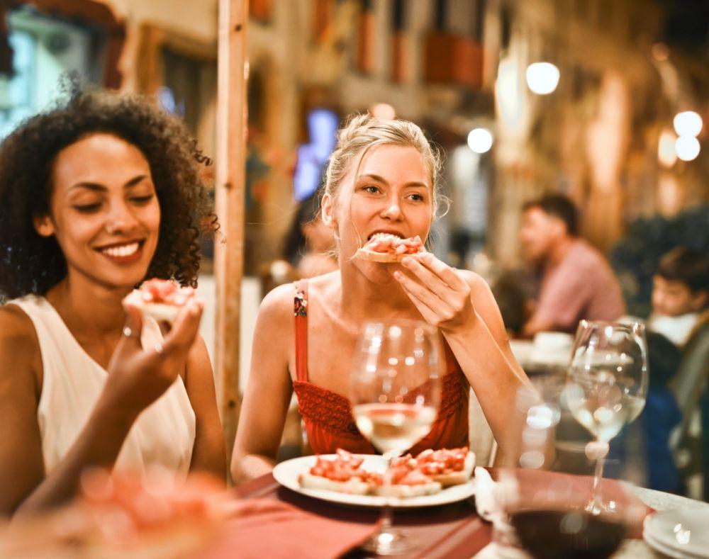 Kecanduan Makan saat Menjelang Haid, Normalkah?