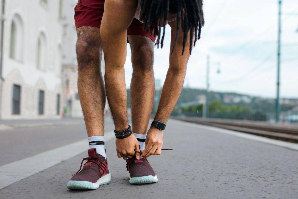 ilustrasi sepatu lari (pexels.com/Andrea Piacquadio )