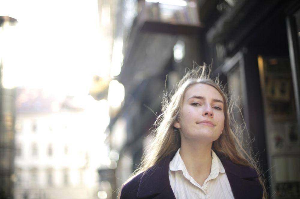 ilustrasi wanita berambut pirang (pexels.com/Andrea Piacquadio)