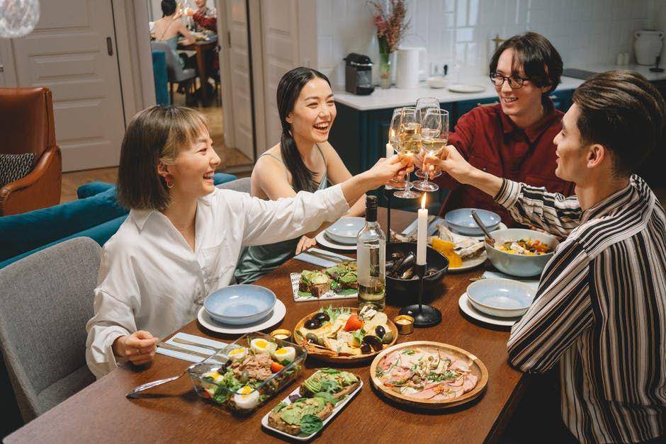 ilustrasi makan bersama (pexels.com/cottonbro)
