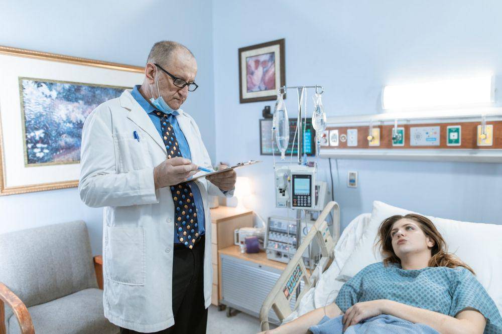 ilustrasi pemeriksaan dokter (pexels.com/RODNAE Productions)