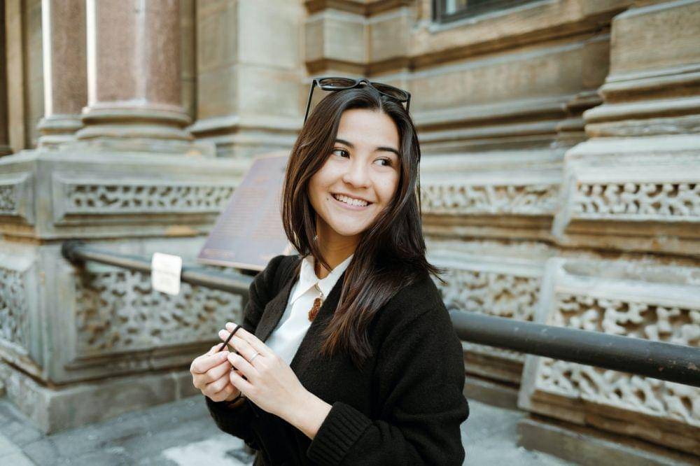 ilustrasi perempuan tersenyum (pexels.com/William Choquette)