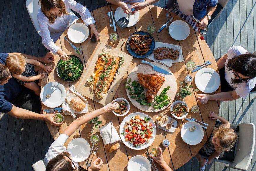 ilustrasi makan bersama (unsplash.com/Luisa Brimble)