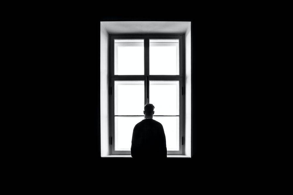 Ilustrasi orang menyendiri dan menghindari interaksi sosial (unsplash.com/sasha freemind)