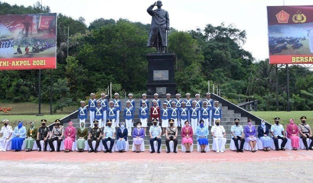 Panglima TNI Hadi Tjahjanto bersama KSAL, KSAU dan Wakil KSAD hadir dalam upacara wisuda calon Prajurit Bhayangkara Taruna Akademi TNI dan Akademi Kepolisian tahun pendidikan 2021/2022 di Magelang pada Kamis, 28 Oktober 2021 (www.instagram.com/@tni_angkatan_laut)