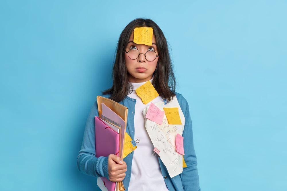 Ilustrasi kerjaan jadi numpuk (Shutterstock/WAYHOME Studio)