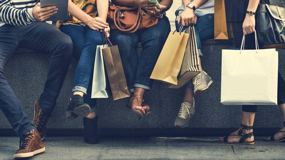 Ilustrasi menghabiskan gaji untuk beli barang-barang (Shutterstock/Rawpixel.com)
