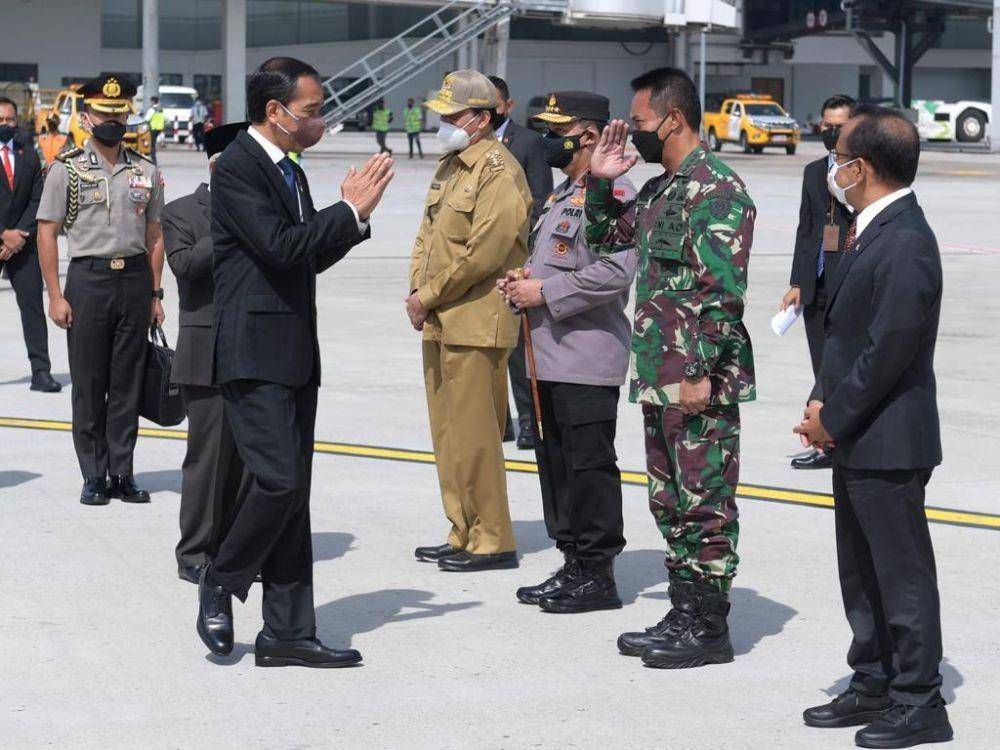 Kepala Staf TNI Angkatan Darat (KSAD) Jenderal Andika Perkasa (mengenakan baju loreng dan memberi hormat) dan melepas Presiden Joko "Jokowi" Widodo di Bandara Soetta pada Jumat, 29 Oktober 2021 (Dokumentasi Biro Pers Istana)