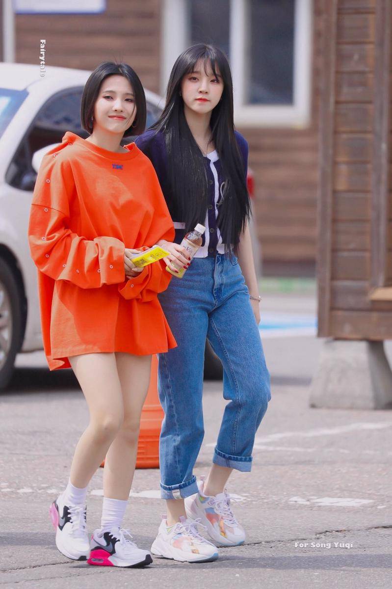 Denim pants Yuqi (G)I-DLE (witter.com/idlepics)