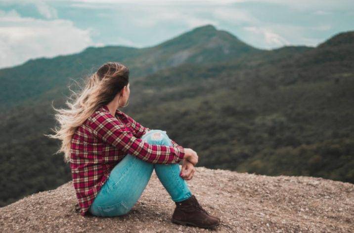 ilustrasi wanita menyendiri (pexels.com/Luis Fernandes)