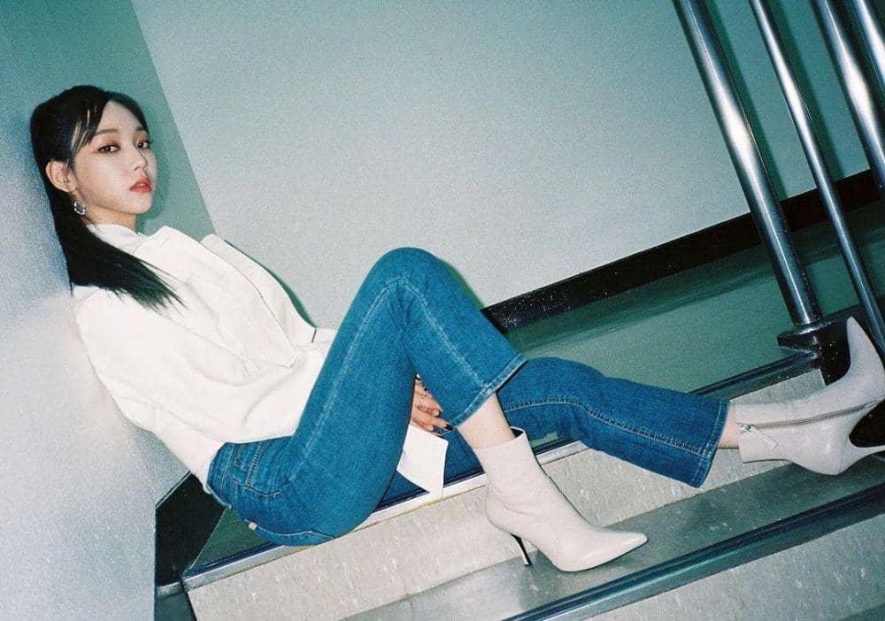 Celana jeans Karina aespa (instagram.com/aespa_official)