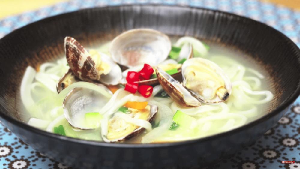 Resep Mie Kalguksu Kerang Khas Korsel yang Muncul di BTS In The Soop