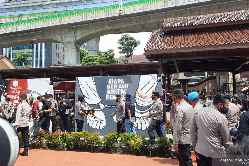 Kepala Kepolisian Indonesia, Jenderal Polisi Listyo S Prabowo, membuka Bhayangkara Mural Festival 2021 di Lapangan Bhayangkara, Jakarta Selatan, Sabtu (30/10/2021). ANTARA/Laily Rahmawaty
