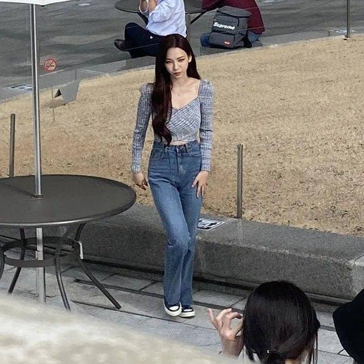 Celana jeans Karina aespa (instagram.com/karinasaespa_)