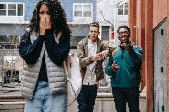 ilustrasi dua pria melihat seorang wanita menangis (pexels.com/Keira Burton)