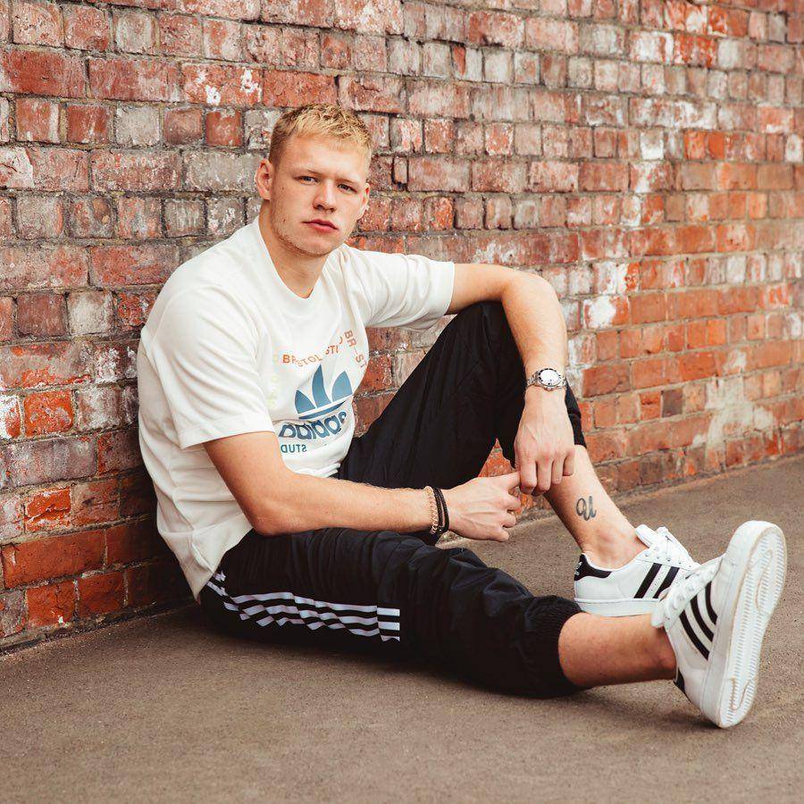 potret Aaron Ramsdale dalam balutan Adidas (instagram.com/aaronramsdale)