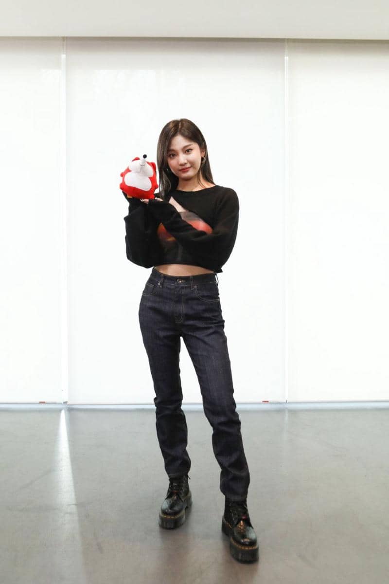 Celana jeans Ningning aespa (twitter.com/aespapic)