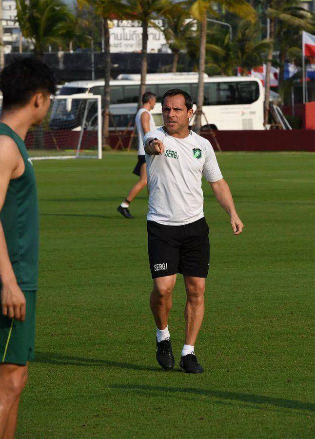 Sergi Barjuan pada sesi latihan Zhejiang Greentown. (twitter.com/sergibarjuan12)