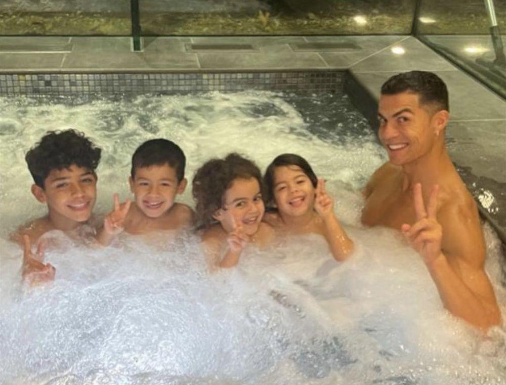 Cristiano Ronaldo bersama anak (instagram.com/cristiano)