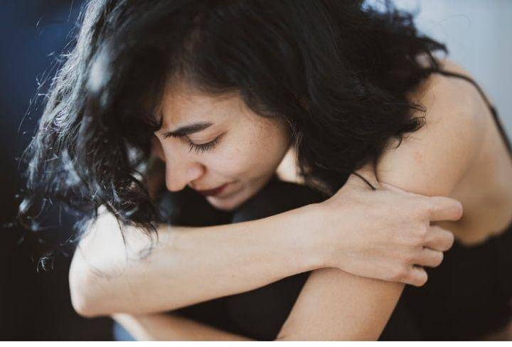 ilustrasi wanita sedih (pexels.com/Engin Akyurt)