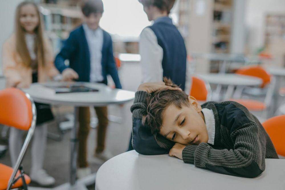ilustrasi anak bersedih (pexels.com/Mikhail Nilov)