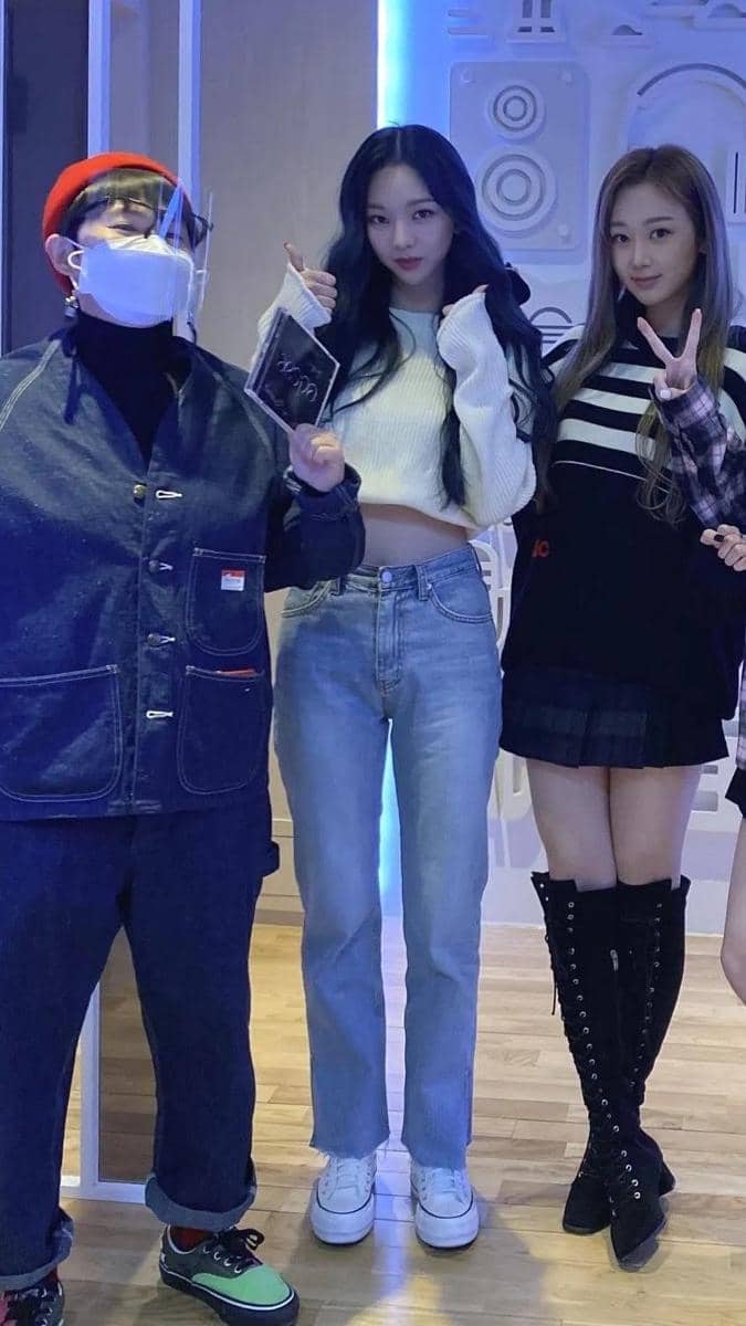 Celana jeans Karina aespa (kpopping.com)