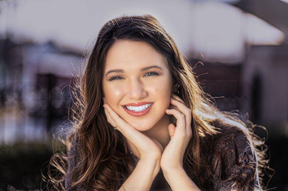 ilustrasi tersenyum bahagia (pexels.com/Juan Vargas)