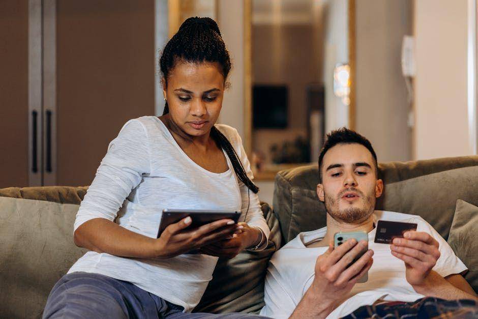 ilustrasi pasangan dan gadget (pexels.com/Mikhail Nilov)