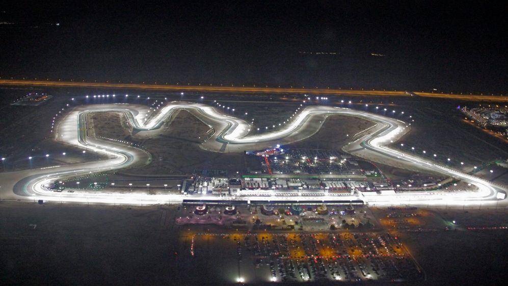 Suasana sirkuit Losail pada malam hari (formula1.com)
