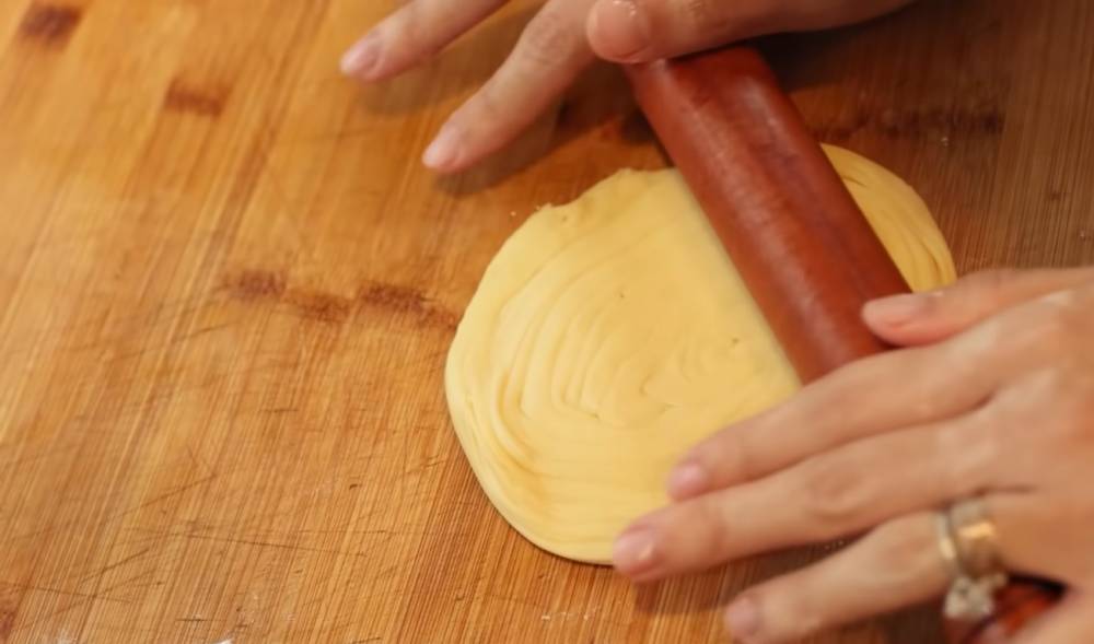 ilustrasi proses memipihkan roti maryam (dok. youtube.com/Devina Hermawan)