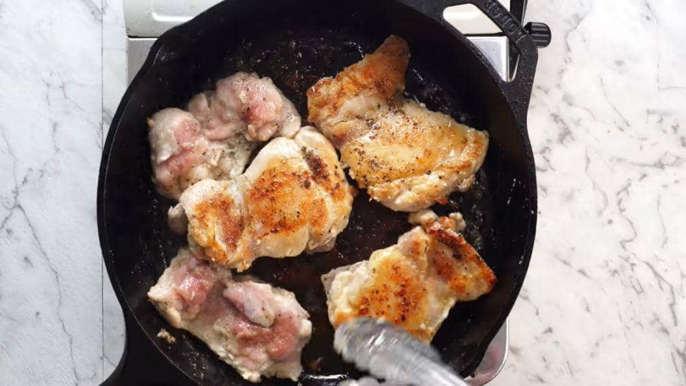 ilustrasi ayam dimasak (youtube.com/RecipeTin Eats)