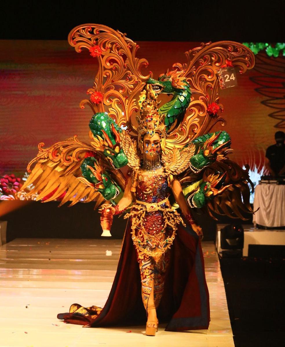 Salah satu peserta Malang Flower Carnival saat memeragakan kostum yang ia kenakan. IDN Times/Alfi Ramadana