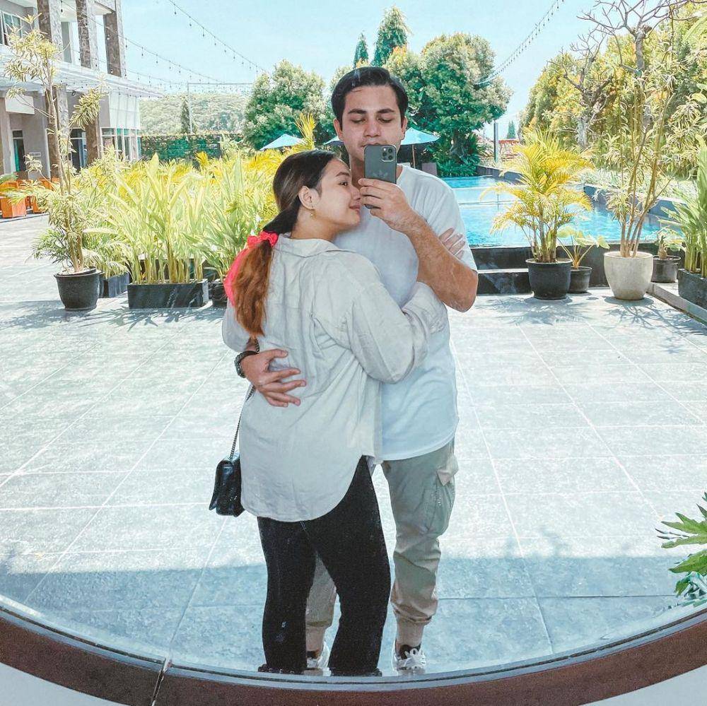 Potret liburan keluarga Rizky Alatas di Bali. (instagram.com/adzanabs)