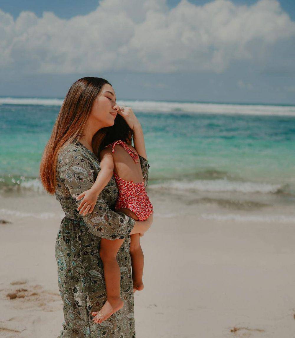 Potret liburan keluarga Rizky Alatas di Bali. (instagram.com/adzanabs)