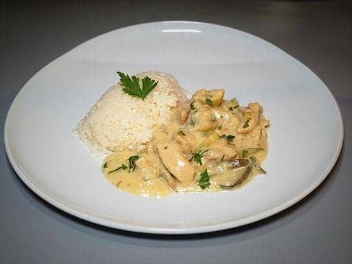 Resep Chicken Stroganoff, Lauk Makan Malam Simpel nan Gurih