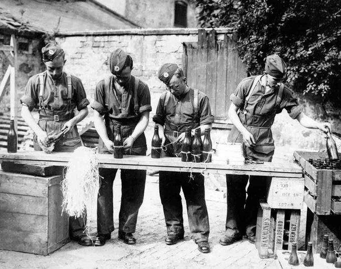 Koktail Molotov, dinamai oleh tentara Finlandia selama invasi musim dingin oleh Uni Soviet. (Twitter/RealTimeWWII)