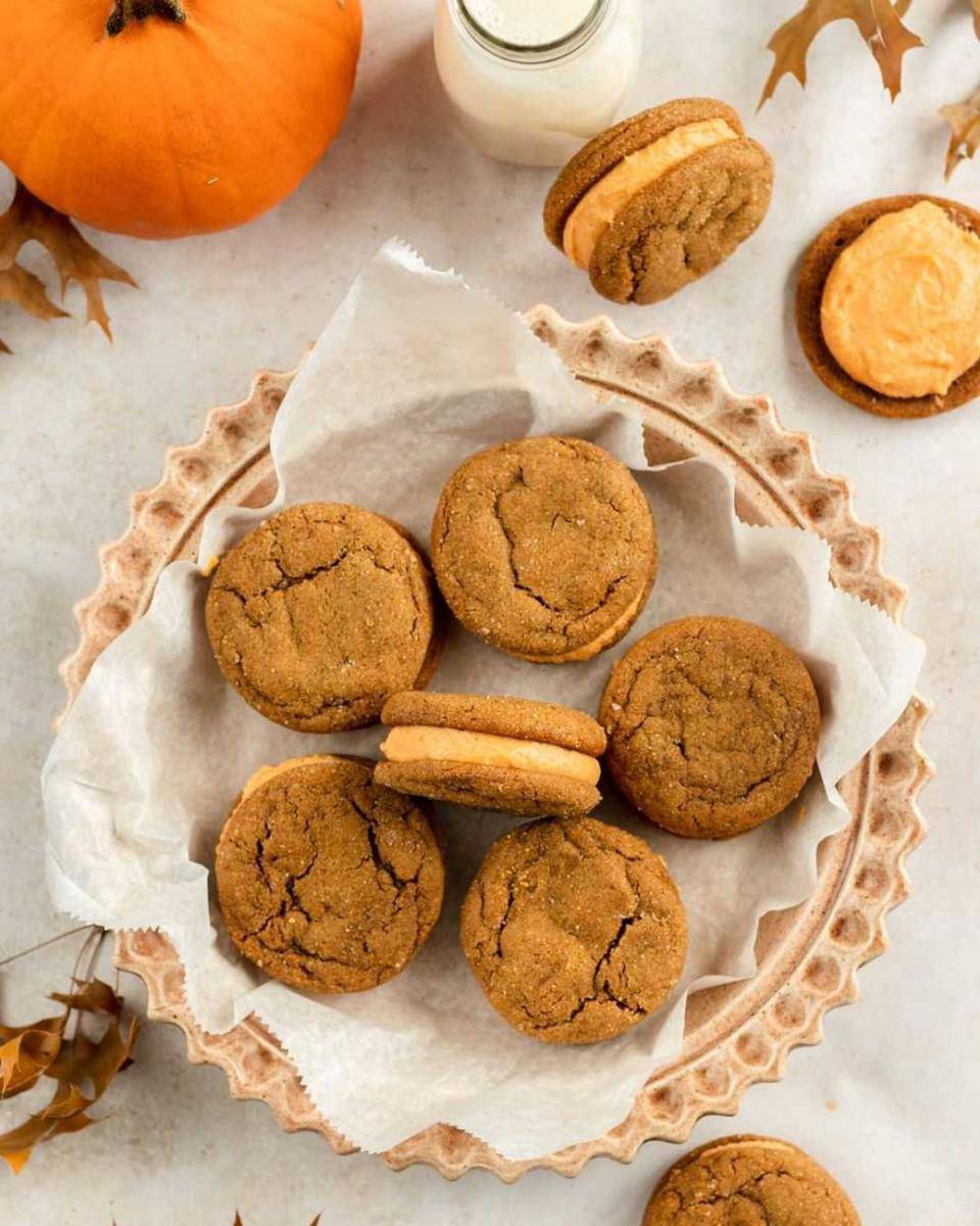 Sandwich cookies (instagram.com/siftnwhisk)