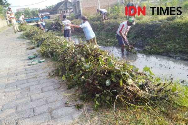 Warga Madiun mengantisipasi banjir. IDN Times/Nofika DN