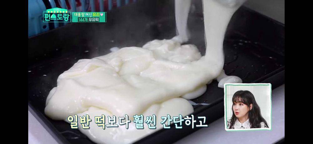ilustrasi memindahkan tteok ke nampan/youtube/KBS WORLD TV