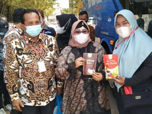 Atikah, pelaku UMKM mengikuti pameran empon-empon Neng Alena yang diadakan BI Cirebon.