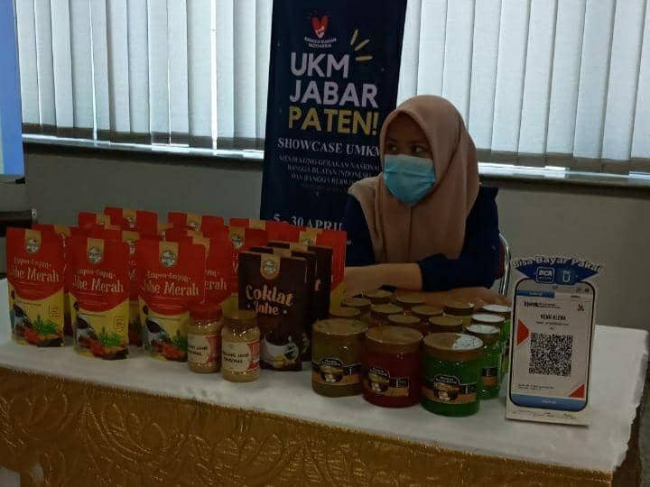 Atikah, pelaku UMKM mengikuti pameran empon-empon Neng Alena yang diadakan BI Cirebon.