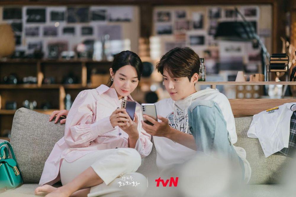 Shin Min Ah dan Kim Seon Ho di Hometown Cha-Cha-Cha (instagram.com/tvn_drama)