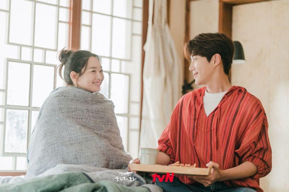 Shin Min Ah dan Kim Seon Ho di Hometown Cha-Cha-Cha (instagram.com/tvn_drama)