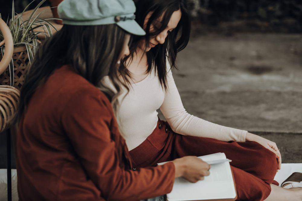 ilustrasi sharing dengan teman (unsplash.com/Joel Muniz)