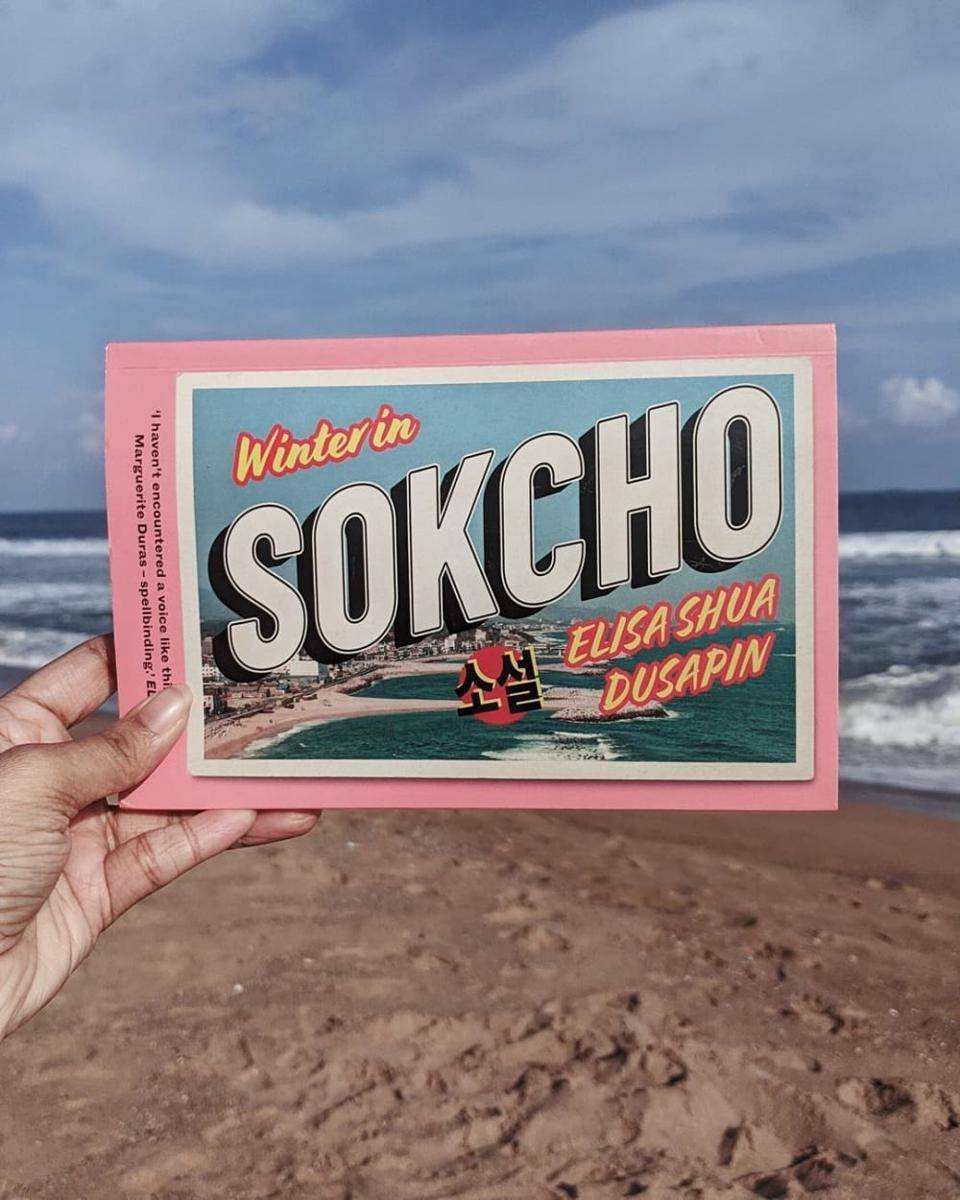 Winter in Sokcho oleh Elisa Shua Dusapin (instagram.com/onegirlmanybooks)