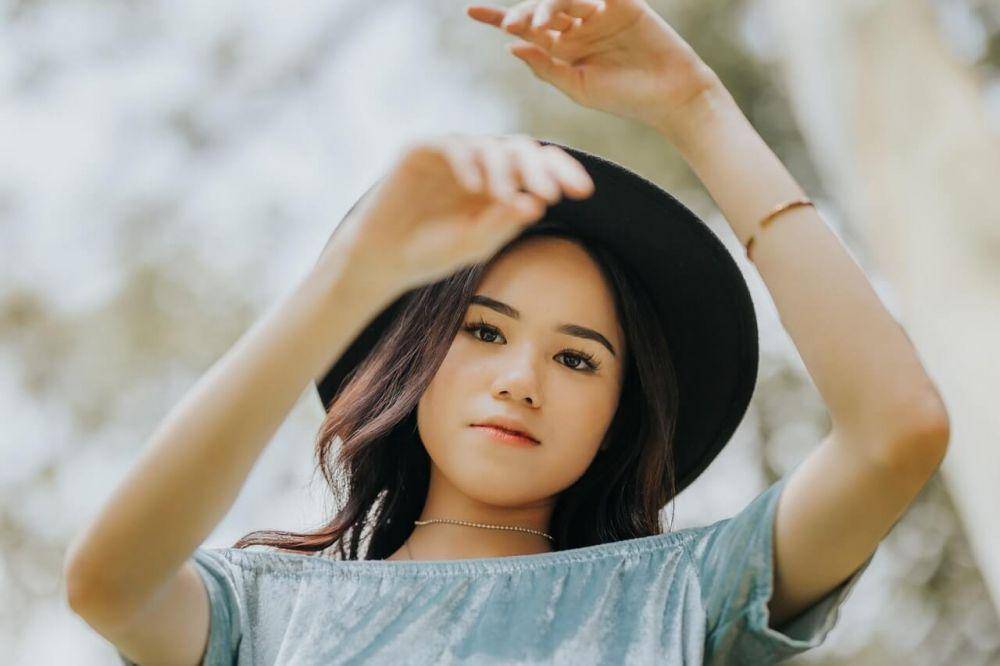 ilustrasi wanita memakai topi (pexels.com/Irfan Ibrahim)