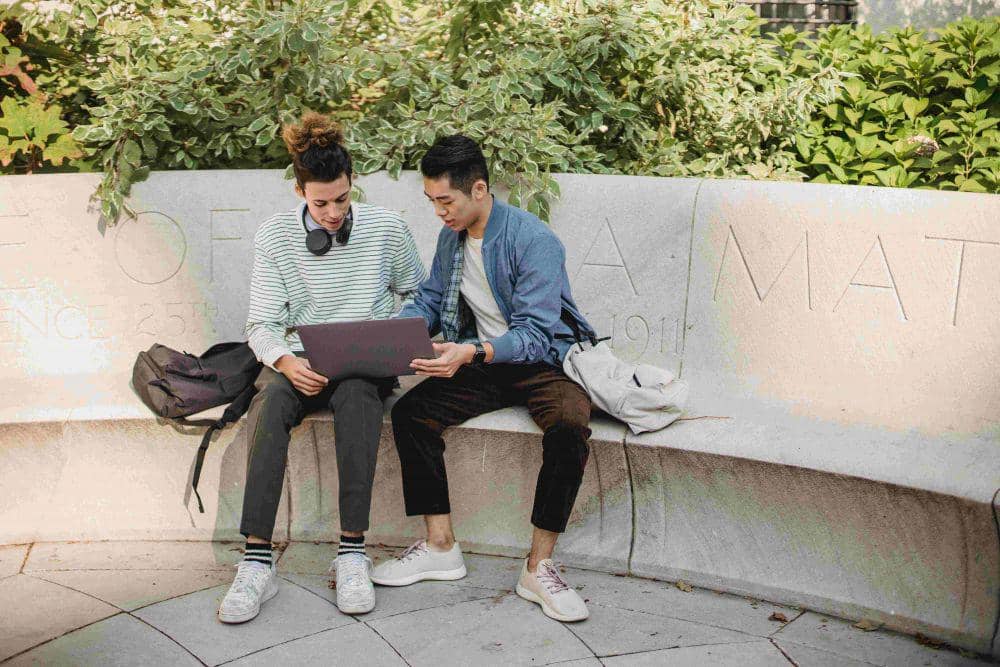 5 Sosok Teman yang Mampu Bikin Lebih Maju, Aura Positif!